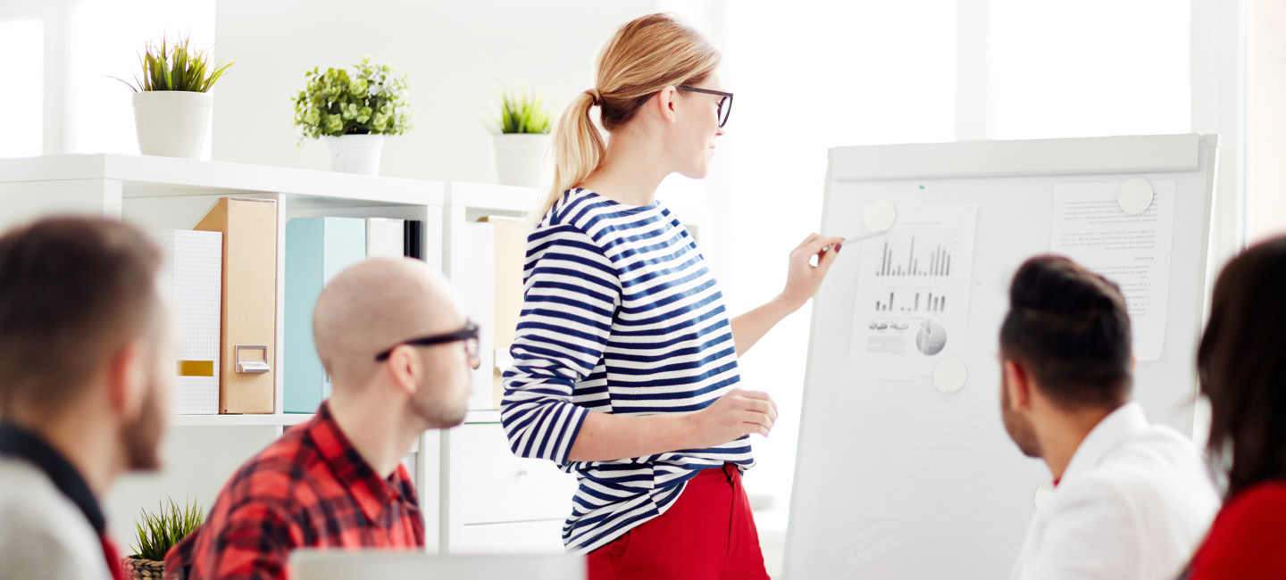 Diversa pessoas numa reunião sobre informação financeira