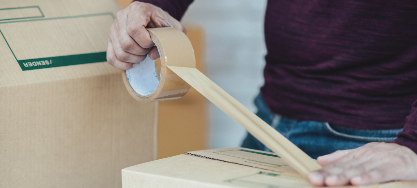 Senhor fecha as suas encomendas com fitacola.