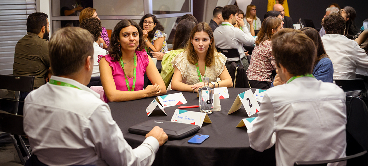 quatro  jovens dois rapazes e duas raparigas  numa mesas redonda a conversar