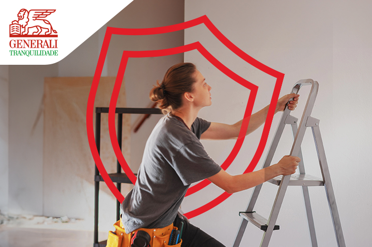 Senhora num escadote tranquila porque está protegida pelo Seguro Acidentes Pessoais - Família.