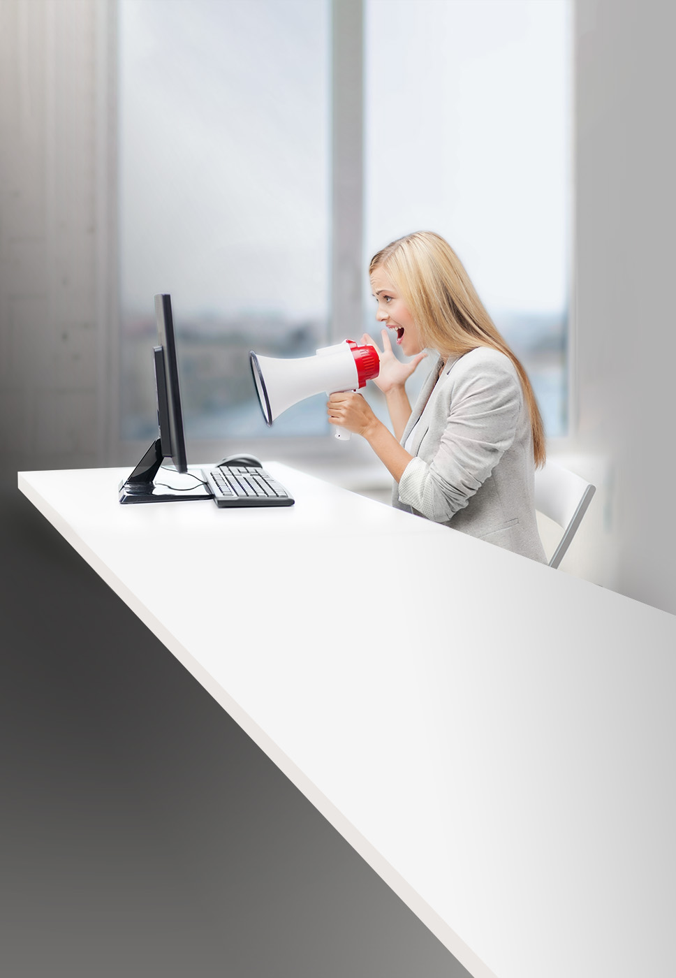 Senhora a falar para um computador através de um megafone.