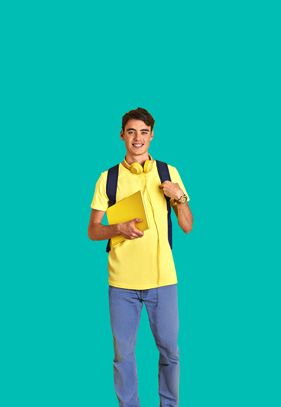 Fotografia de um jovem estagiário com caderno na mão e phones no pescoço