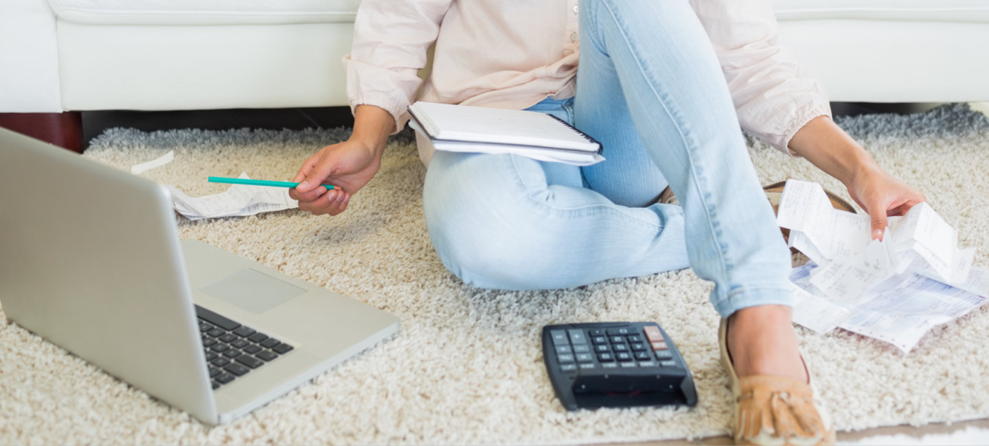 Senhora a fazer o controlo das faturas e recibos