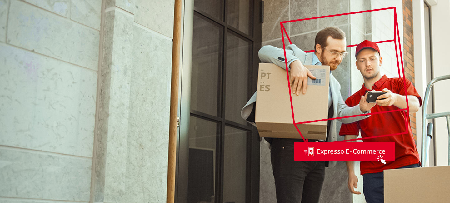 Carteiro a entregar encomenda expresso a um senhor