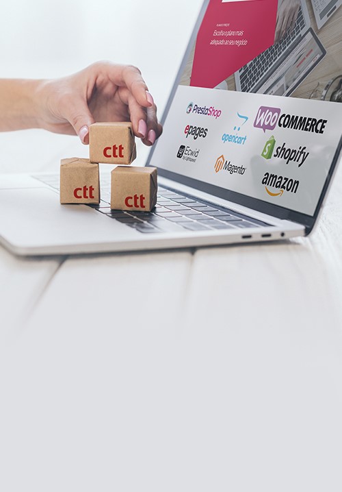 Mini caixas dos CTT em cima de um teclado de computador.