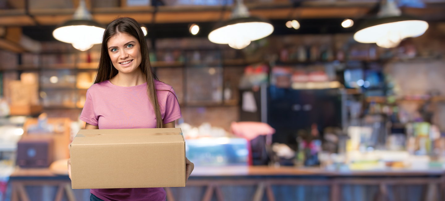 Rapariga com uma encomenda nas mãos.