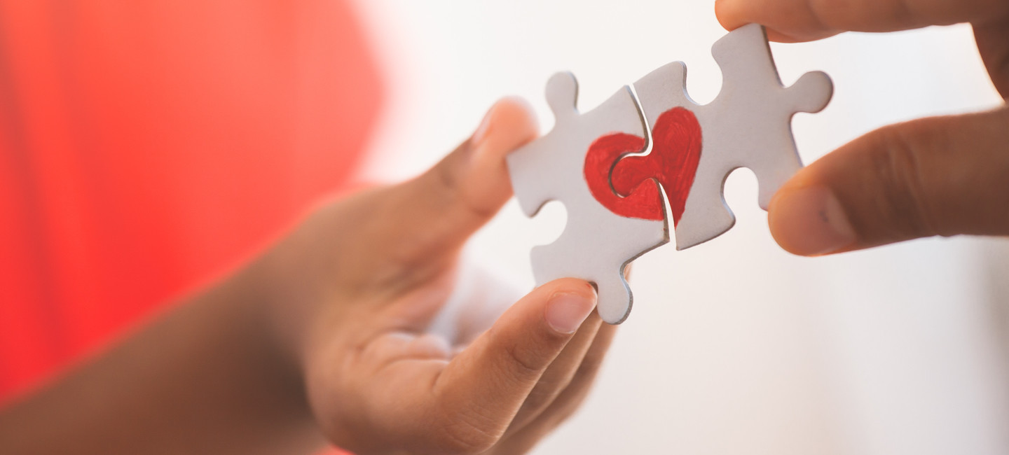 Duas peças de puzzle que formam um coração.