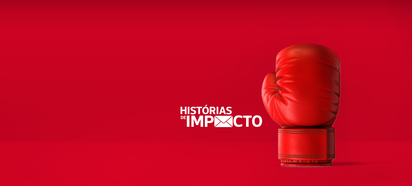 Luvas de boxe vermelhas, com uma frase ao lado que diz 