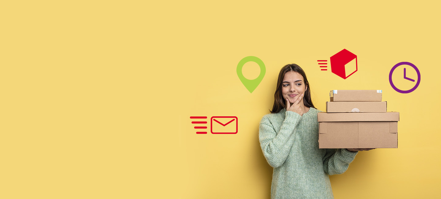 Menina com 3 caixas de envios na mão.