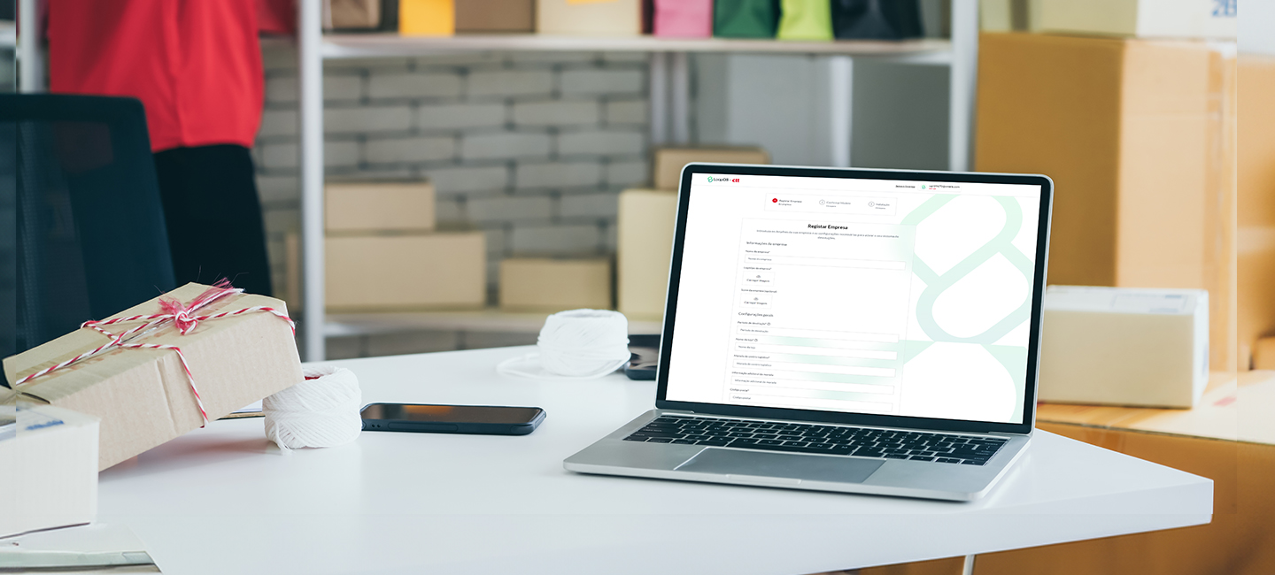 Computador com formulário aberto para iniciar uma devolução.