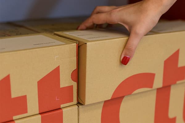 Caixas de cartão com o logótipo dos CTT.