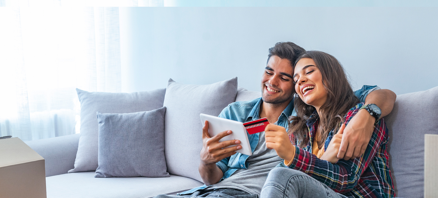 Casal faz compra online e regista a sua morada virtual.