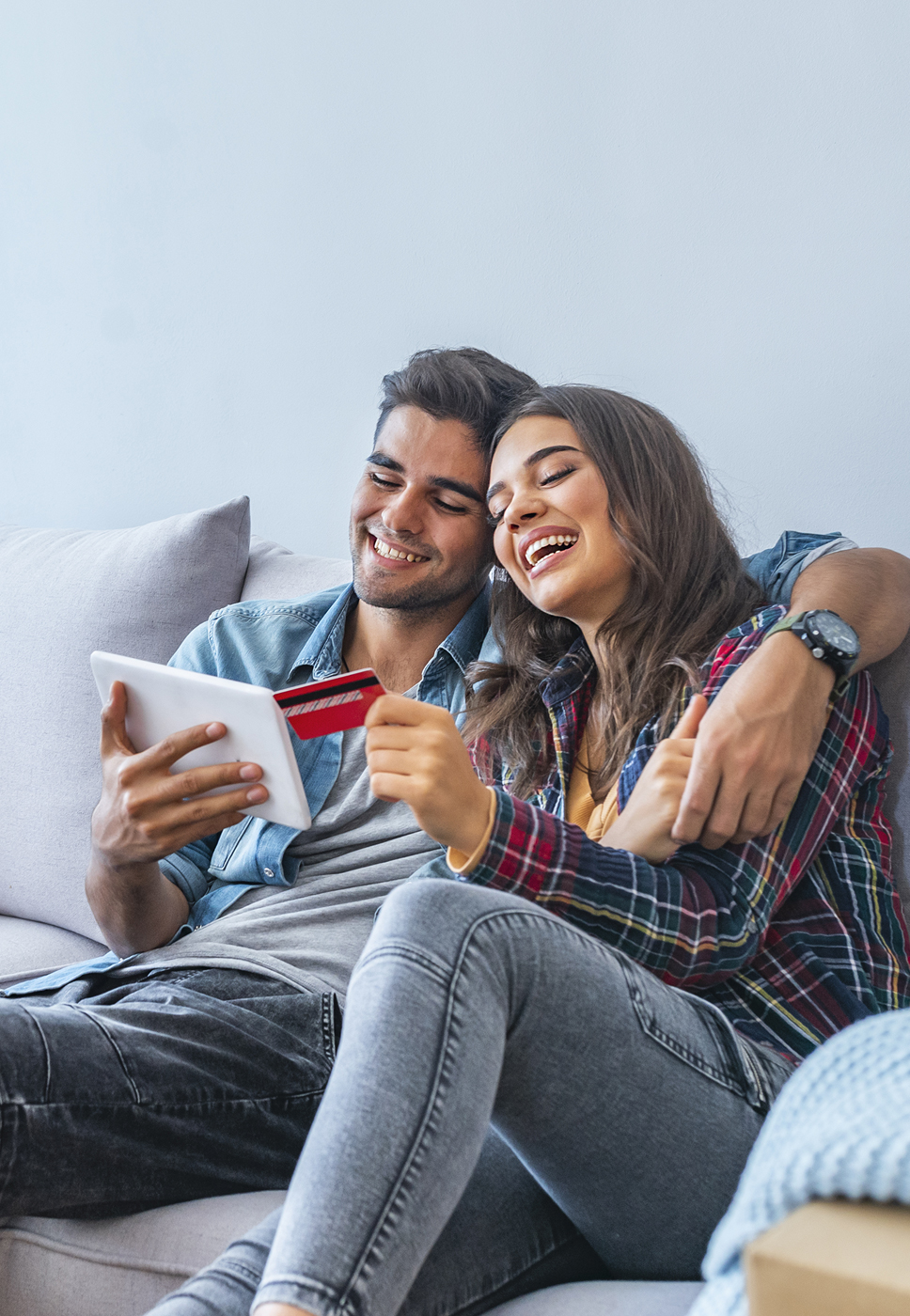 Casal faz compra online e regista a sua morada virtual.