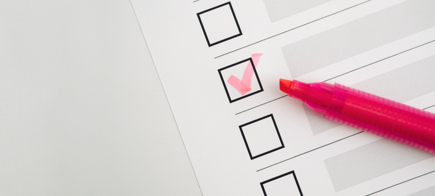 boletim de voto com um certo preenchido e um marcador rosa