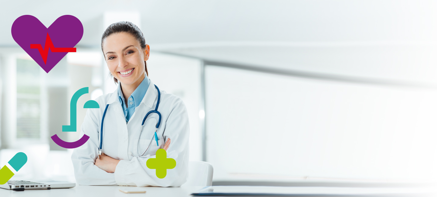 Fotografia de uma médica a sorrir de braços cruzados