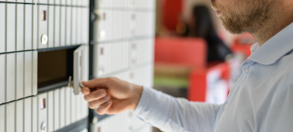 Senhor a abrir o seu respetivo apartado.