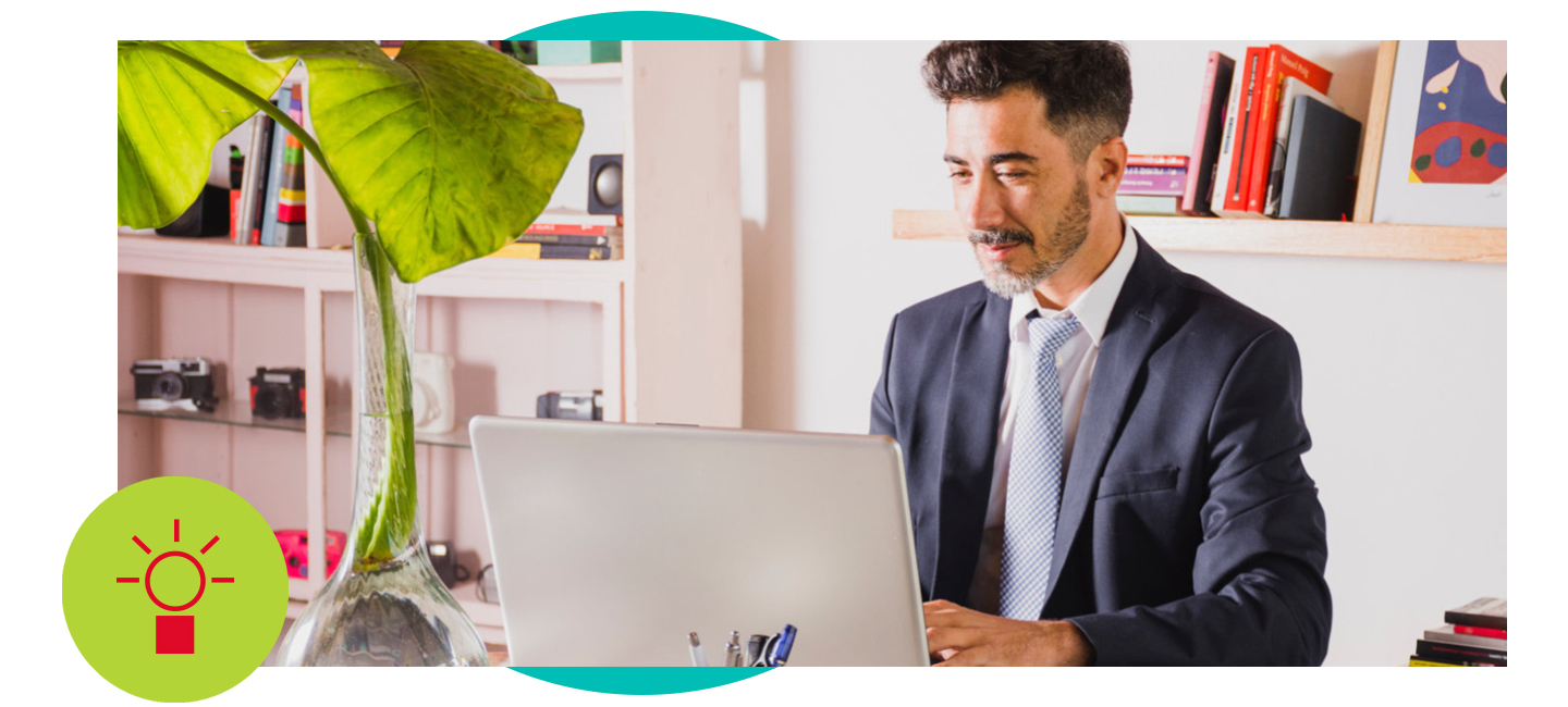 Senhor a trabalhar no computador