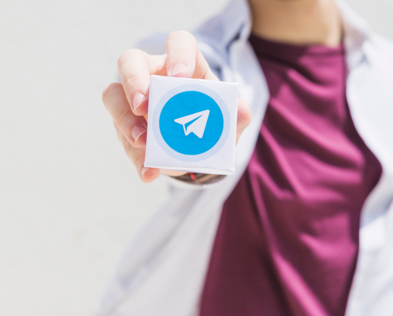 ícone de avião de papel.