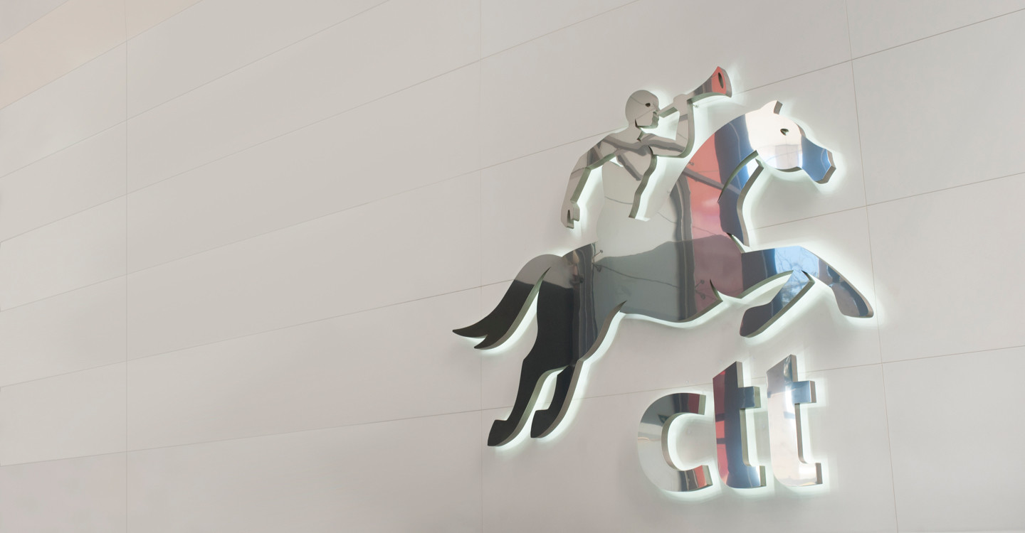 Símbolo dos CTT, senhor a cavalo a tocar uma corneta.