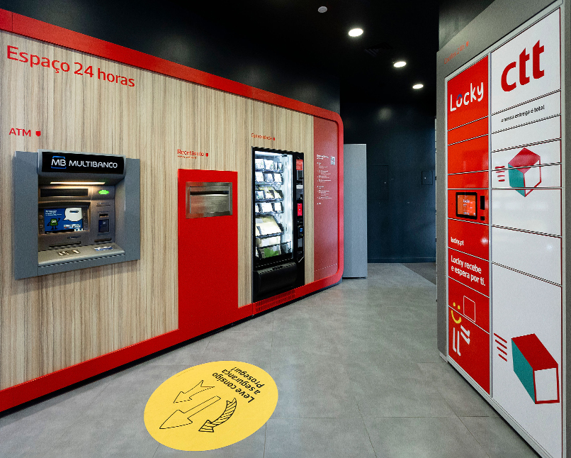 Espaço 24 horas, tem uma máquina de vendas 24 horas, um cacifo Locky, um caixa de multibanco.