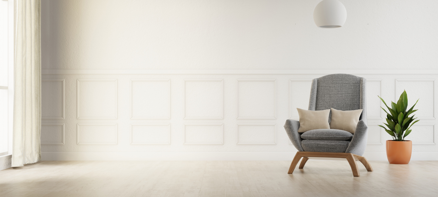 Sala com cadeirão e uma planta