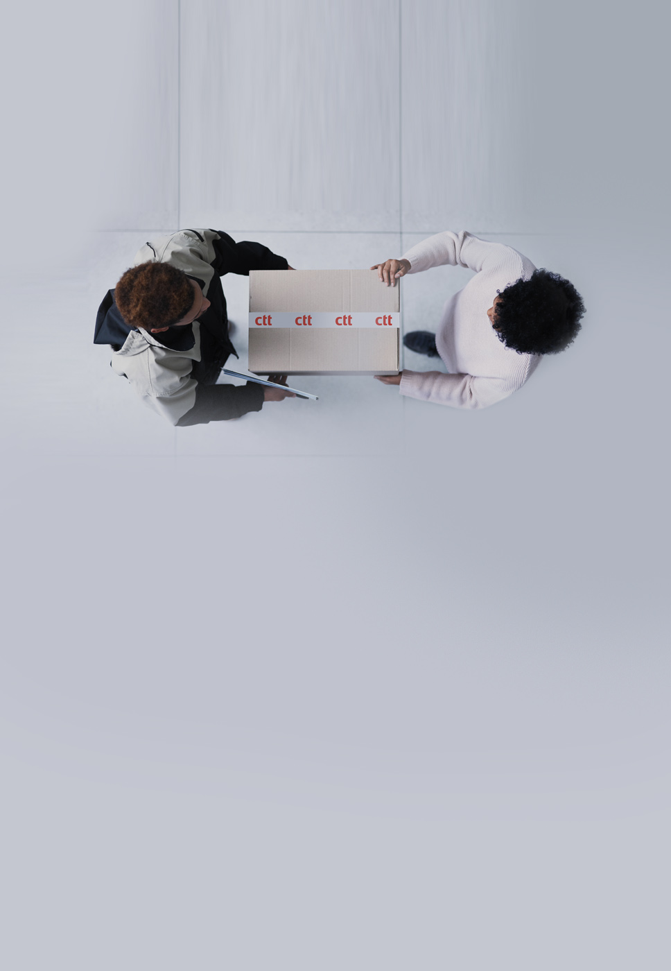 Dois rapazes a segurar uma caixa CTT