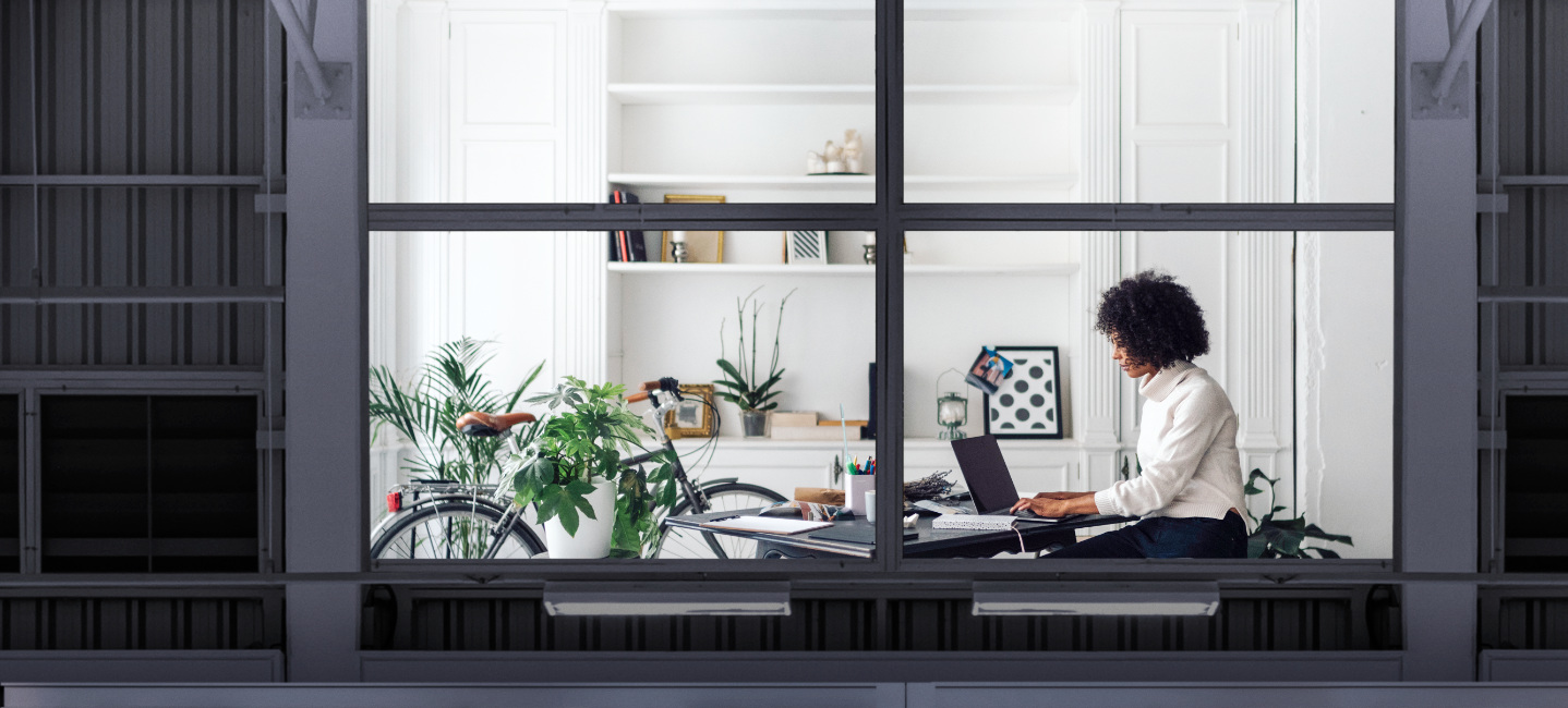 Senhora trabalha no computador no seu escritório.