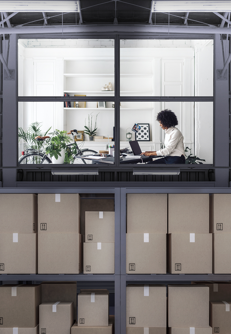 Senhora trabalha no computador no seu escritório.