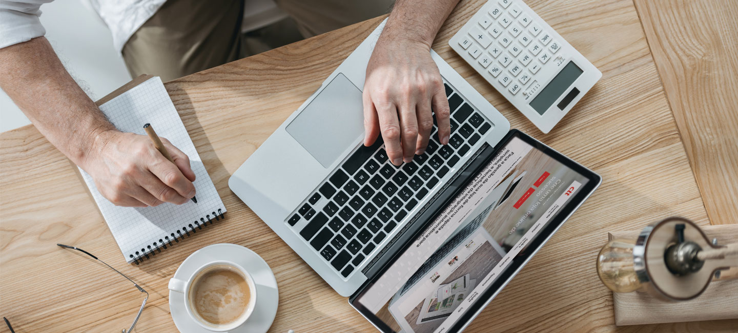 Senhor a mexer num computador