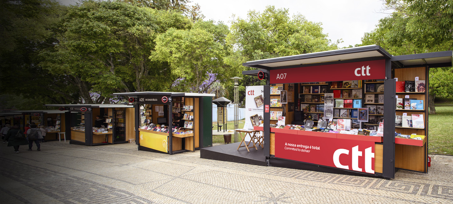 Fotografia do stand dos CTT na Feira do Livro de Lisboa.