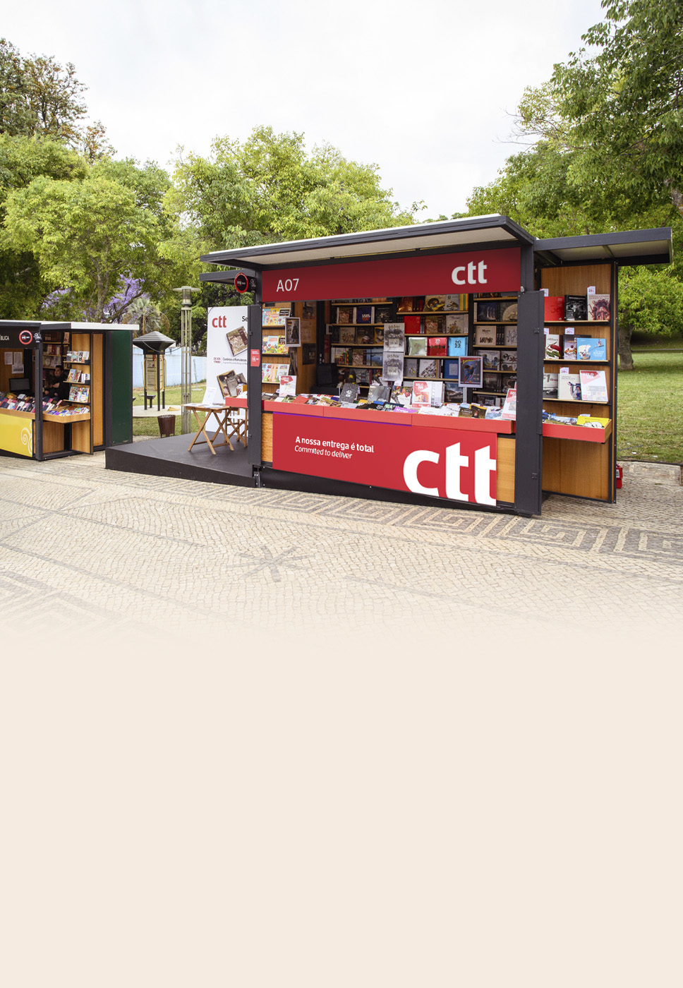 Fotografia do stand dos CTT na Feira do Livro de Lisboa.