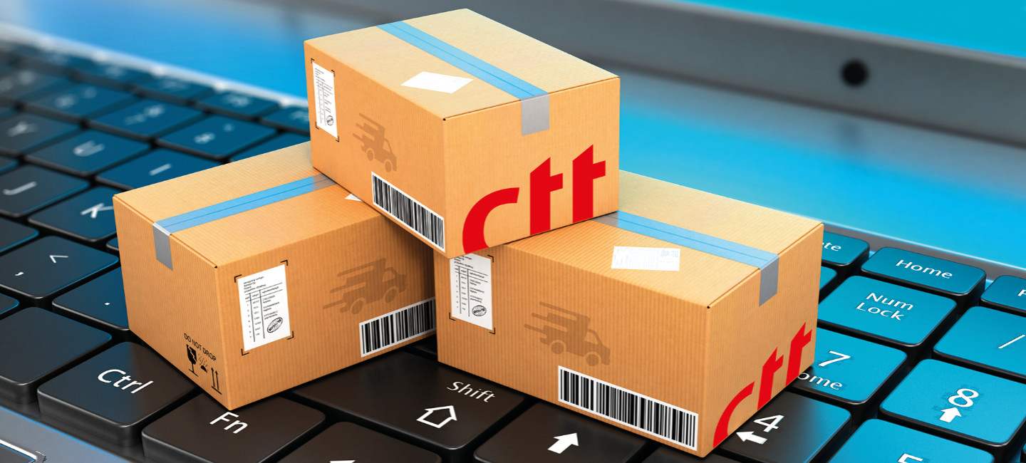 Encomendas em caixas de papelão dos CTT.