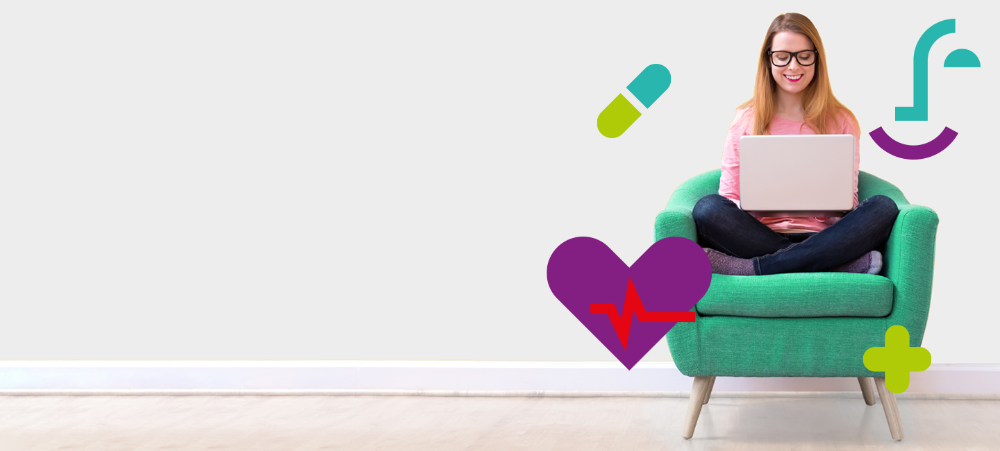 Senhora no computador, a entrar na àrea reservada do seu seguro.