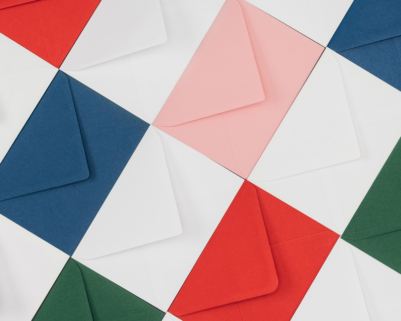 Envelopes de diversas cores.