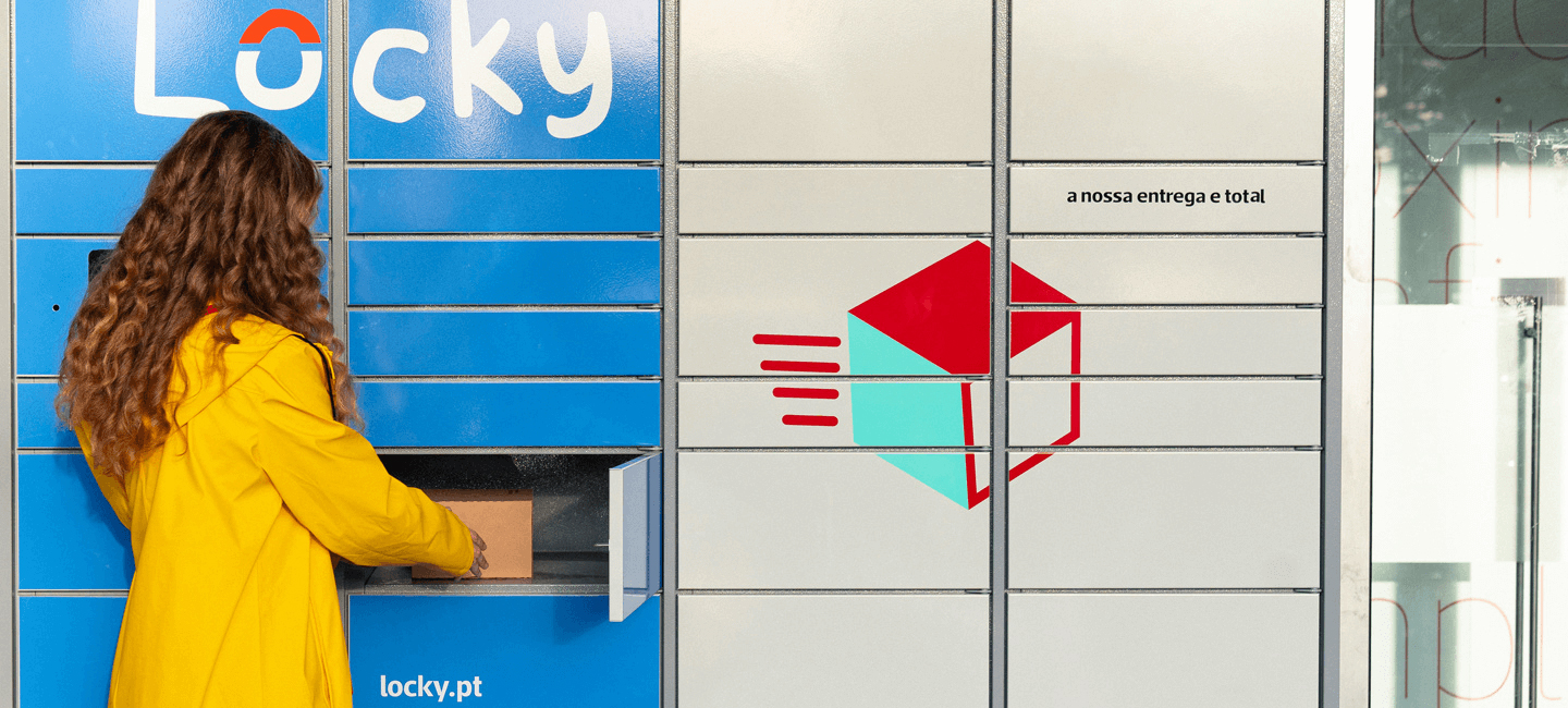 Senhora recolhe uma encomenda num cacifo Locky.
