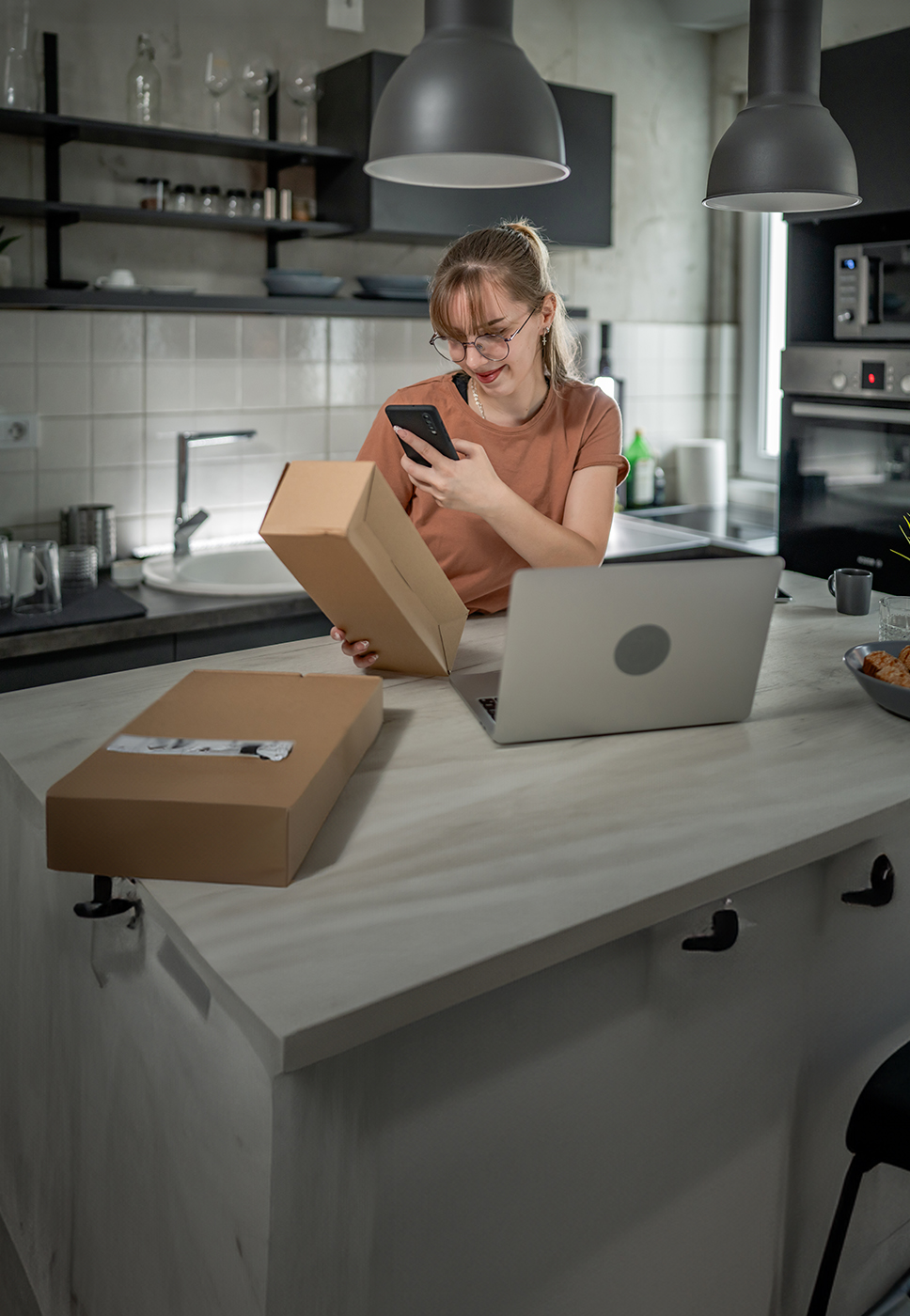 Rapariga a iniciar o processo de devolução, está a tirar fotos das suas encomendas.