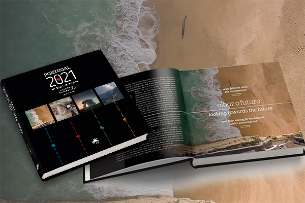 Capa de livro Portugal 2021 sobre uma praia.