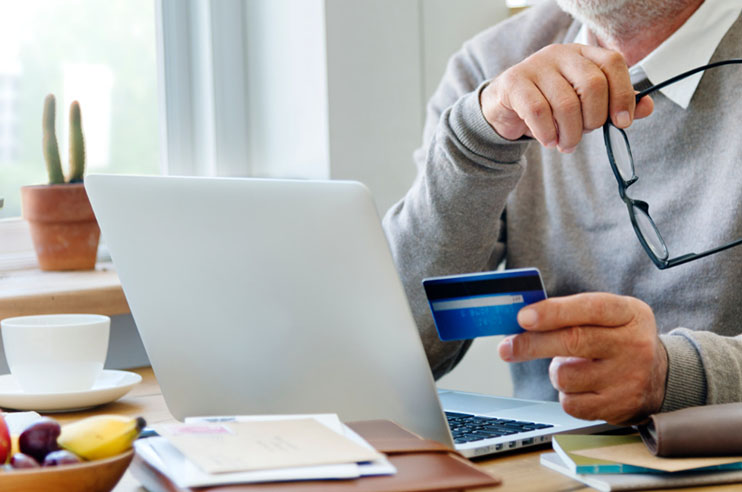 Senhor a realizar um pagamento online.