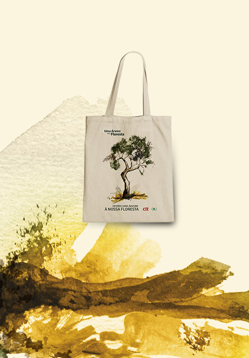 Saco de tecido bege com alças. ilustração de uma árvore ( oliveira)  com o texto “Ofereci umá árvore à nossa floresta”.