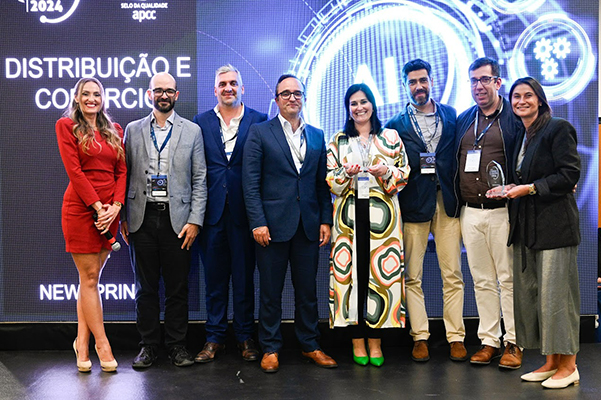 Troféu APCC Best Awards 2024- grupo de pessoas a receberem o prémio
