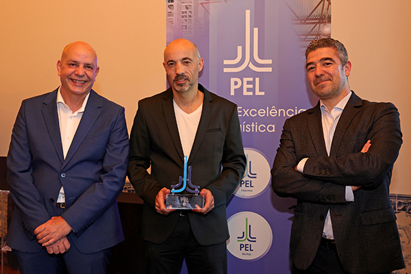 Prémio de Excelência Logística Empresa - Troféu - três homens a receberem prémio