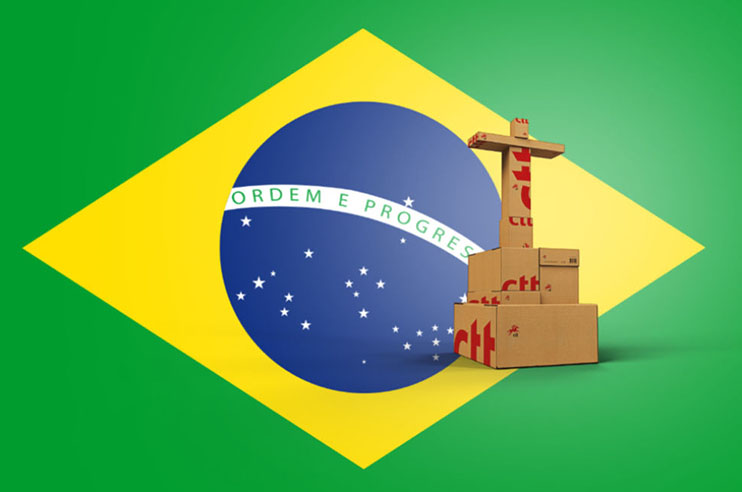 Bandeira do brasil, com um cristo rei feito com caixas de papelão