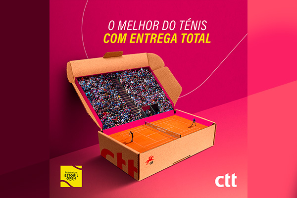 Caixa de cartão CTT com campo de ténis dentro da caixa.